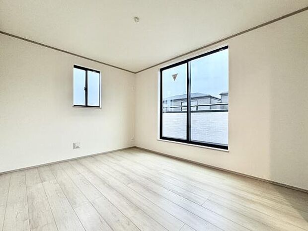 バルコニーに面し陽当たりの良い主寝室は6.5帖！クローゼットが設置されており、整理整頓もしやすくなります！