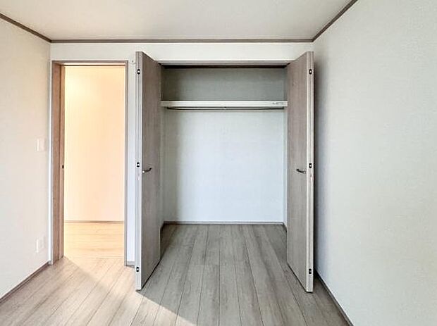収納に困らないようクローゼットが設置されています！荷物を置く場所が確保されるのでお部屋の整理整頓もしやすくなり、快適な空間をつくりあげます！