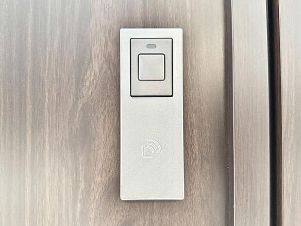 カギ穴を見せない高い防犯性と、便利な機能を両立させた玄関カードキー！毎日使う玄関ドアをもっと便利に！