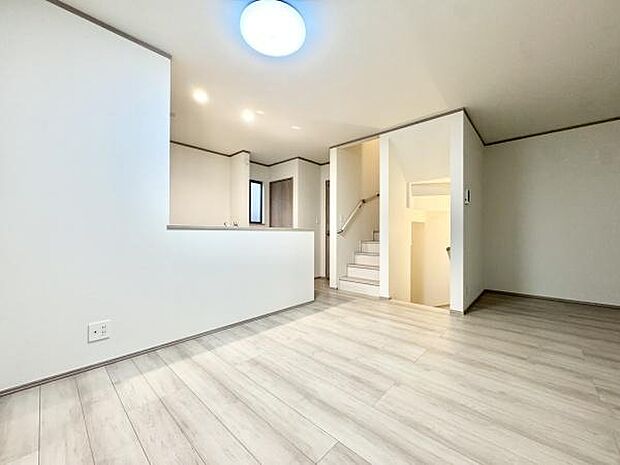 LDKはプライバシー性の高い2階に設置！家族のコミュニケーションのとりやすいリビングイン階段を採用！