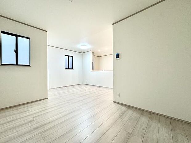 15.6帖の広々LDKは家族全員がゆったりとくつろげる空間です。リビングとダイニングを自由に使い分けられるため、様々なライフスタイルに対応します!