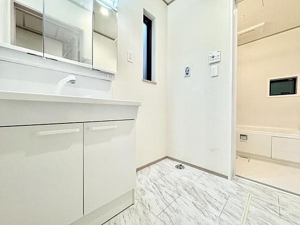 三面鏡付き洗面化粧台。合わせ鏡で後ろのスタイリングも快適。鏡の後ろは収納になっているので、細々したものを収納でき、スッキリとした洗面回りに。