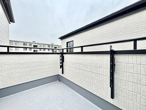 バルコニーは2階と3階に設置され、用途に合わせて使い分けを可能にしてくれます。