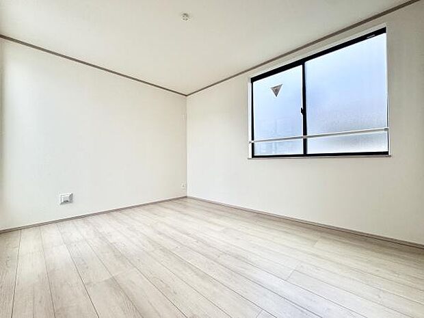 落ち着いた色合いとシンプルなデザインが魅力の洋室。クローゼット付きで、衣類や荷物もスッキリ収納。使い勝手の良い快適空間です。