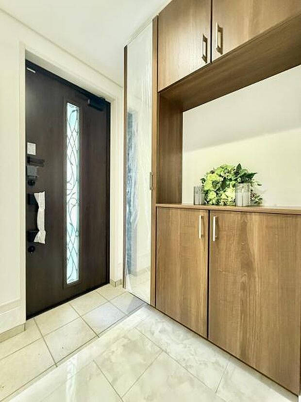 広々と落ち着いた空間を演出しご家族や来客者を気持ちよく出迎える玄関。全身ミラーはお部屋の奥行をより感じさせます。