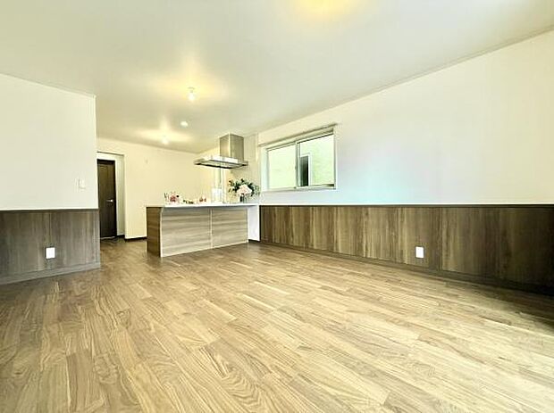 14.5帖のLDKは家族全員がゆったりとくつろげる空間です。リビングとダイニングを自由に使い分けられるため、様々なライフスタイルに対応します!