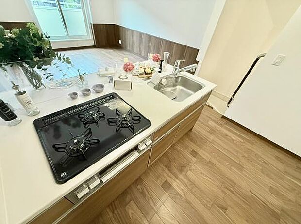 人気の対面式キッチンはリビング、ダイニングを一望できます！キッチンは作業スペースも広々、収納にも困りません！