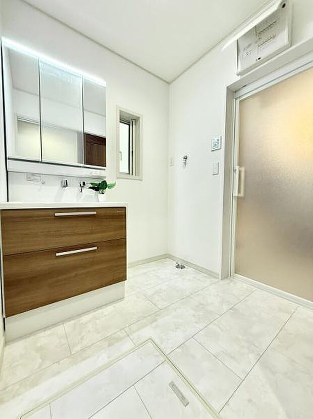 広々とした清潔感あふれる洗面室！三面鏡付きの洗面化粧台で収納力も非常に高く、毎日の支度が快適になります。