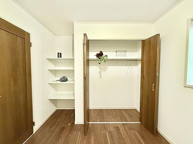 クローゼットが設置されています！荷物を置く場所が確保されるのでお部屋の整理整頓もしやすくなり、快適な空間をつくりあげます！