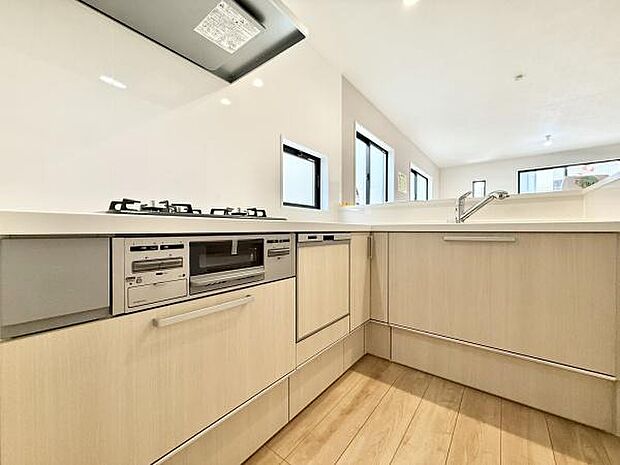 L字型でコンパクトながら使いやすさの高いキッチン仕様!システムキッチンは細部まで機能が充実した高機能タイプ!