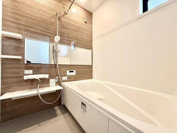 ゆったりとしたお風呂スペース!心と身体をリフレッシュさせる癒しの空間でもあるバスルーム!浴室乾燥暖房機付きです!