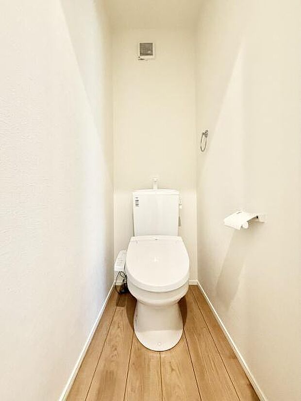 トイレは1・2階に設置され、シャワートイレが内蔵されているので使用後はスッキリ爽快!