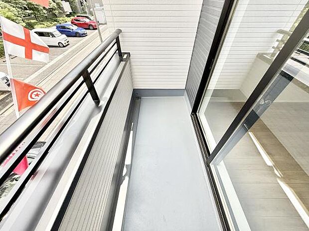 バルコニーは2か所に設置され、用途に合わせて使い分けを可能にしてくれます。天気の良い日は洗濯物はカラッと乾かせます!