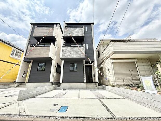 カースペース2台駐車可能で、お出かけや通勤時にも安心です!(車種によります)