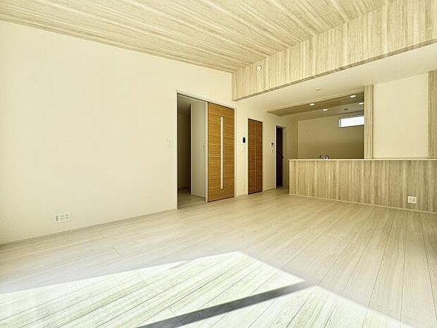 16帖の広々LDKは家族全員がゆったりとくつろげる空間です。リビングとダイニングを自由に使い分けられるため、様々なライフスタイルに対応します!