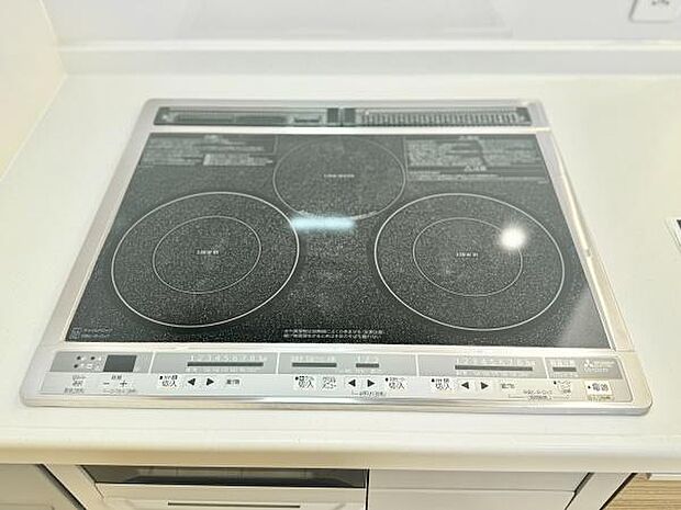 IHヒーターは、調理の時の温度調節がしやすく、火を使わないので火災の心配もなく安心です!ガスコンロがないので、キッチン廻りがお掃除しやすいです!