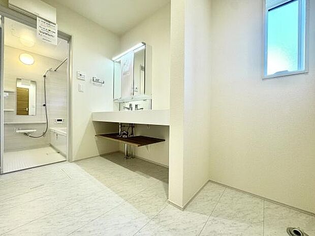 洗面化粧台はシンプルでありながら機能性も兼ね備え、快適なサニタリー空間を実現させます。