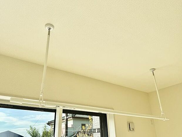 雨の日や花粉の季節など、外に洗濯物を干せない時に便利な室内物干し付きです!