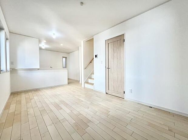 明るく開放的なリビングが魅力の一室。自然光に包まれる心地よい空間で、日々の暮らしがより豊かになります。家族のコミュニケーションのとりやすいリビングイン階段！