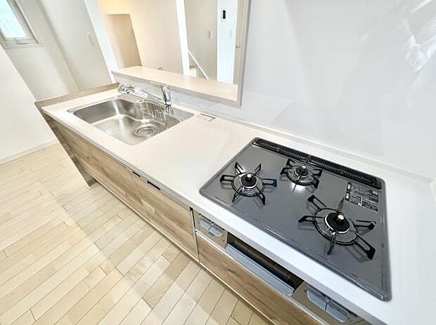 人気の対面式キッチンはリビング、ダイニングを一望できます！キッチンは作業スペースも広々しており収納にも困りません！