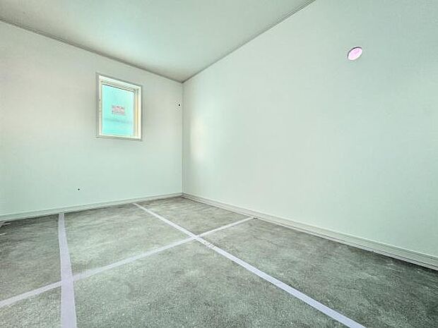 主寝室は6.4帖!採光たっぷり広々としていて明るいお部屋です!クローゼットが設置されています!令和7年9月完成予定です!