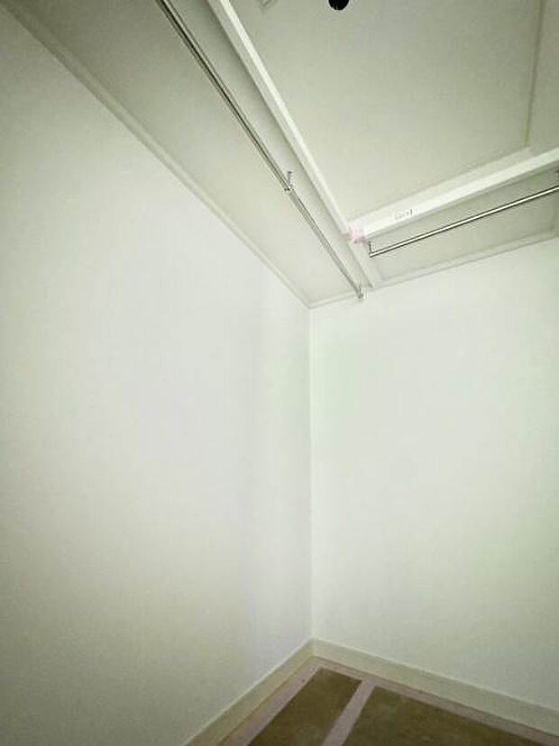 たっぷりしまえるウォークインクローゼットを設けました!かさばるお洋服はハンガーラックに、そして、小物類などは、棚に置いて保管できるので整理整頓にも最適です!