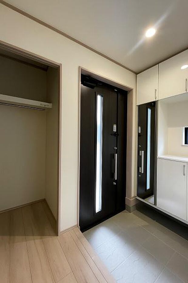 収納付きの玄関は、家族の靴や荷物もスッキリ整頓。来客時も好印象な広さと明るさです。