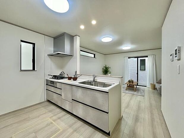 スタイリッシュなシステムキッチンは、収納力と機能性を兼ね備え、料理が楽しくなる空間。リビングとつながるレイアウトも魅力です。