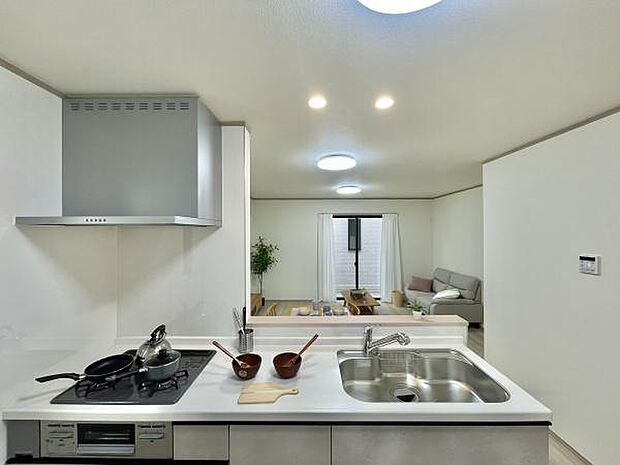 清潔感あふれるシステムキッチン。ワイドな調理台と豊富な収納で家事がスムーズ。毎日の料理を効率的に、家族との時間をもっと大切にできる空間です。