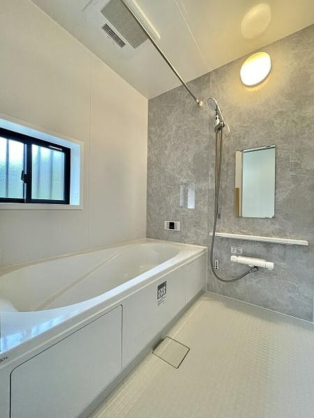 ゆったりとした広さのお風呂スペース!心と身体をリフレッシュさせる癒しの空間でもあるバスルーム！