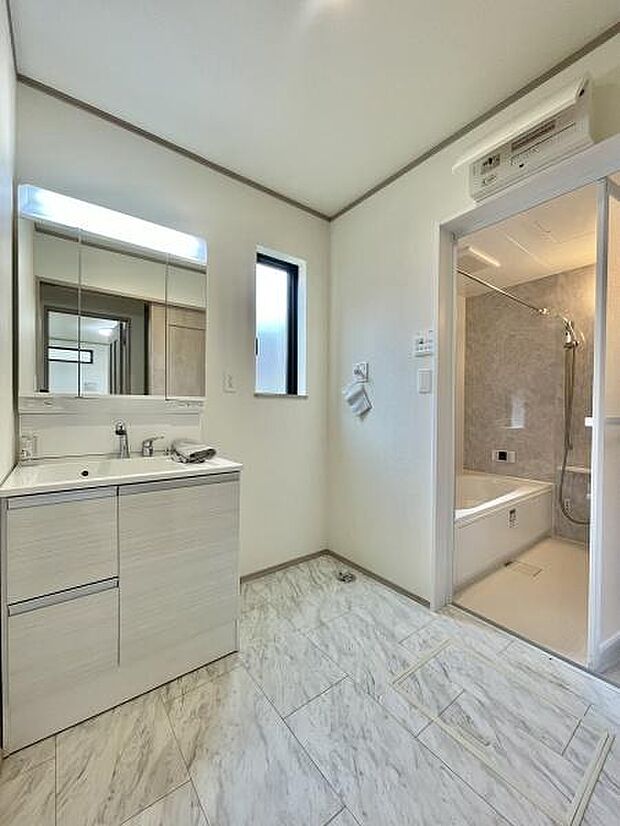 洗面台は高級感あふれる仕様！洗面室はゆとりある広さで毎朝の準備も快適です。使い勝手と美しさを兼ね備えた洗面室です。リネン類をたっぷり収納できるスペースも完備しております。