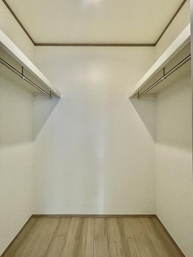 大容量のウォークインクローゼットが設置されており、収納スペース豊富です！