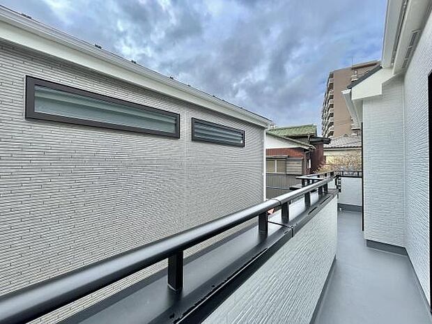 前面に高い建物がなく日当たりも良好です。洗濯物もよく乾き、眺望も楽しめる贅沢なスペースです。