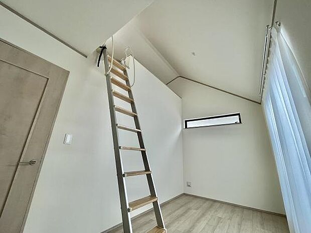 バルコニーに面した洋室はクローゼット付き。お部屋すっきり快適な空間でくつろげます！