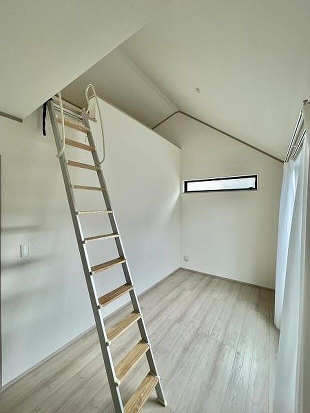 シンプルな洋室。室内ロフト付きでお部屋スッキリ！