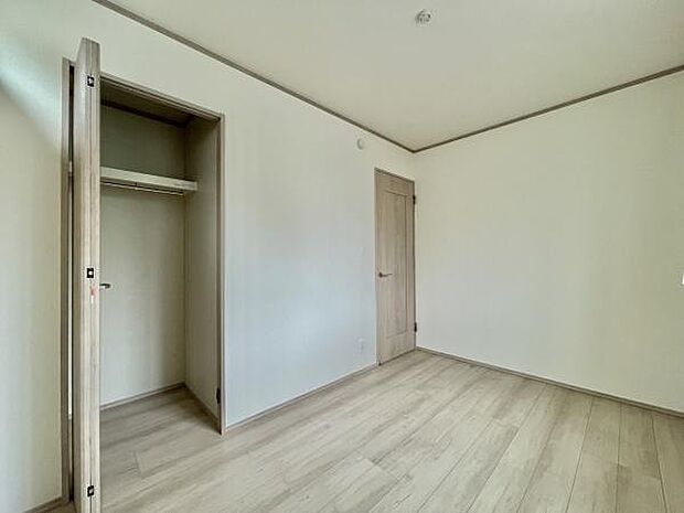 落ち着いた色合いとシンプルなデザインが魅力の洋室。クローゼットには収納棚付きで、衣類や荷物も整理整頓しやすいです！