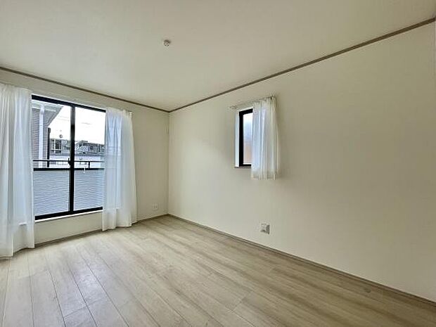 大きな掃き出し窓から陽光がたっぷり差し込み、一日を通して明るく開放的。主寝室にもおすすめです。