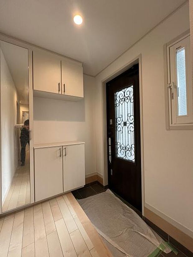 広々と落ち着いた空間を演出しご家族や来客者を気持ちよく出迎える玄関！大容量の収納をご用意！全身ミラーはお部屋の奥行をより感じさせます。