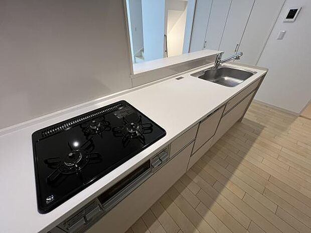 スタイリッシュなシステムキッチンは、収納力と機能性を兼ね備え、料理が楽しくなる空間。リビングとつながるレイアウトも魅力です。