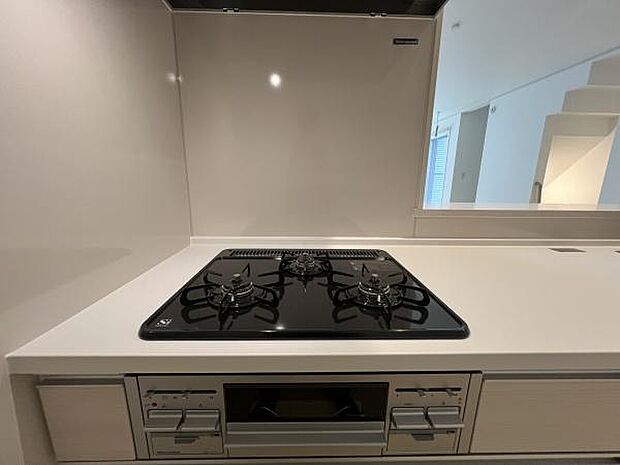 3口ガスコンロを採用し、同時調理が可能。お料理の効率が上がる機能的で清潔感のあるキッチン。