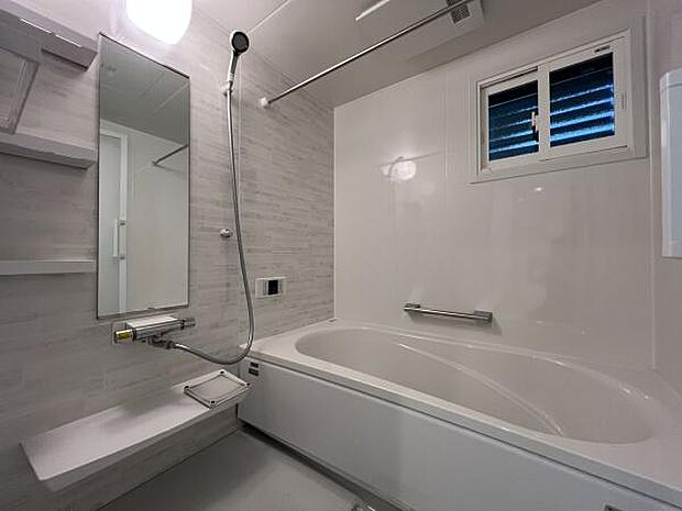 ゆったりとした広さのお風呂スペース!心と身体をリフレッシュさせる癒しの空間でもあるバスルーム！浴室暖房乾燥機付きです！