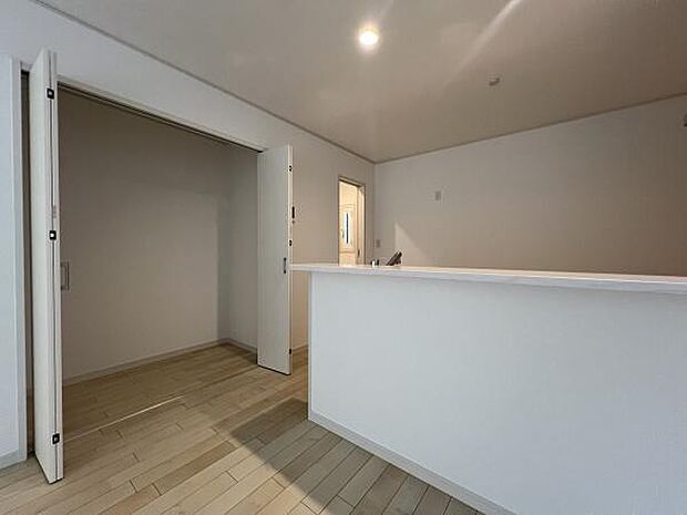 キッチンには大型パントリー収納が設置されました！調理家電や食器、常温での保存が可能な食糧などの収納に役立ちます。