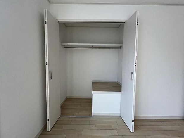 クローゼットが設置されています！荷物を置く場所が確保されるのでお部屋の整理整頓もしやすくなり、快適な空間をつくりあげます！