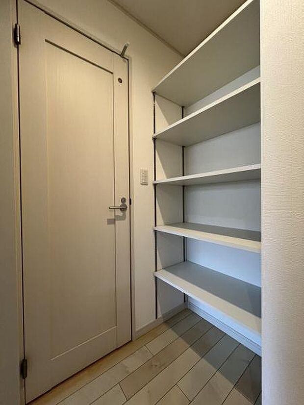 掃除道具や季節物の収納に便利。奥行きもあり、見た目以上の収納力を発揮します。