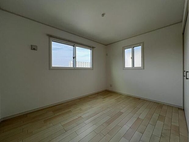 落ち着いた色合いとシンプルなデザインが魅力の洋室。クローゼット付きで、衣類や荷物の整理整頓がしやすく、使い勝手の良い快適空間です。