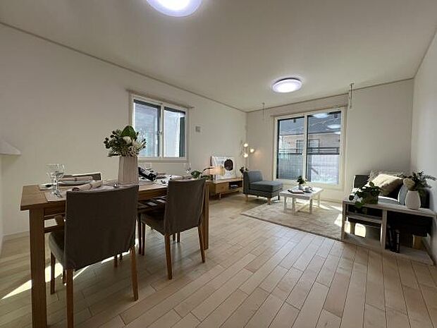 16帖の広々LDKは家族全員がゆったりとくつろげる空間です。リビングとダイニングを自由に使い分けられるため、様々なライフスタイルに対応します!