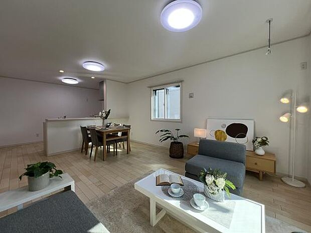 バルコニーへとつながる大きな窓から光が差し込むリビング！風通しも良好で換気もしやすいです！