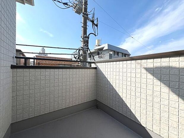 バルコニーは2階と3階に設置され、用途に合わせて使い分けを可能にしてくれます。