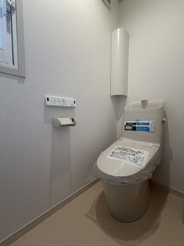 トイレは1階と2階にあります！いつでも快適に使える温水洗浄便座を設置！窓があり換気も十分行えます！