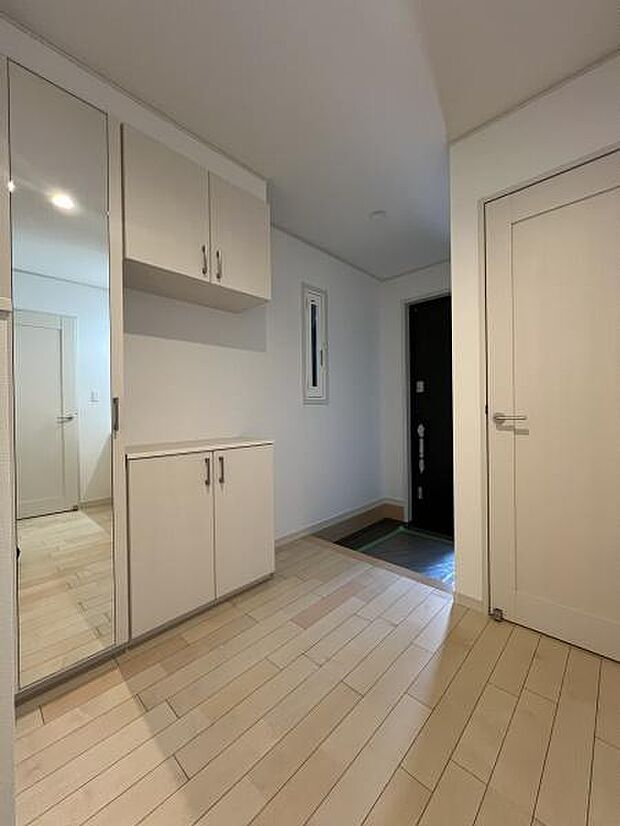 広々と落ち着いた空間を演出しご家族や来客者を気持ちよく出迎える玄関！大容量の収納をご用意！全身ミラーはお部屋の奥行をより感じさせます。